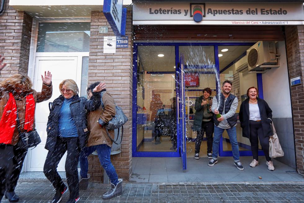 La administración número 1 de la Vilanova del Camí, ha repartido 2 millones de euros, diez décimos, del primer número del sorteo