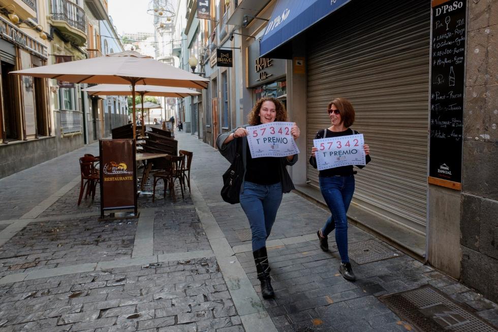 La administradora Ethel Mara Van Oudenhove Calero (i) y cu compañera en la administración Beatriz Memes Rodríguez, llegaban así de contentas esta mañana de Reyes a su administración de la capital grancanaria, donde vendieron un décimo del 57.342, primer premio