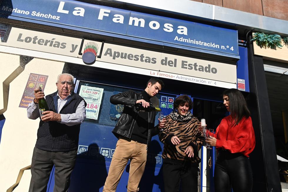 Los propietarios de la administración n4 de Torrejón de Ardoz, celebran haber repartido el primer premio del sorteo extraordinario de la lotería del Niño