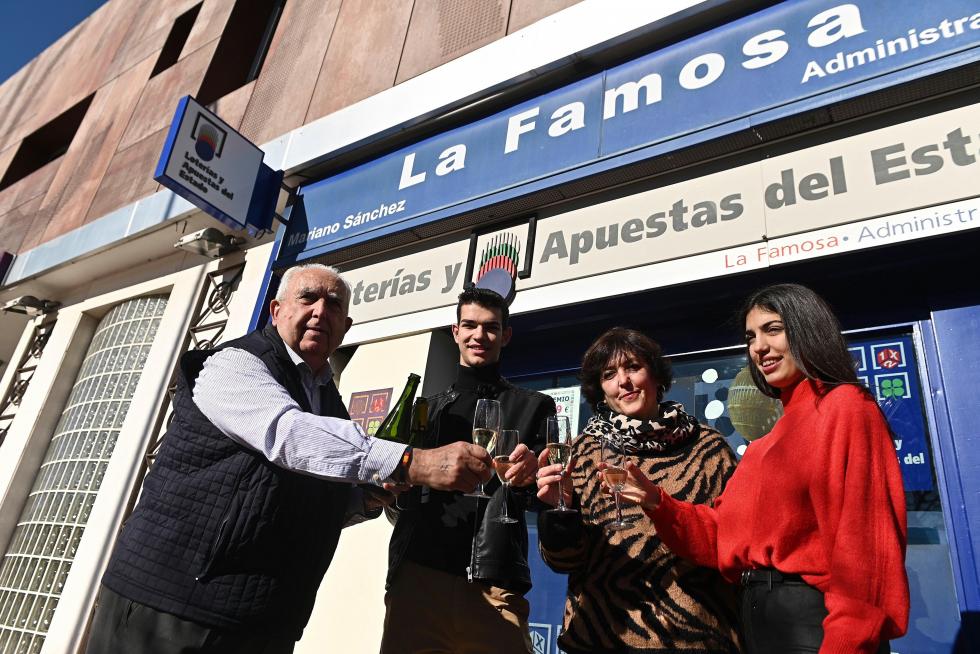 Los propietarios de la administración n4 de Torrejón de Ardoz, celebran haber repartido el primer premio del sorteo extraordinario de la lotería del Niño