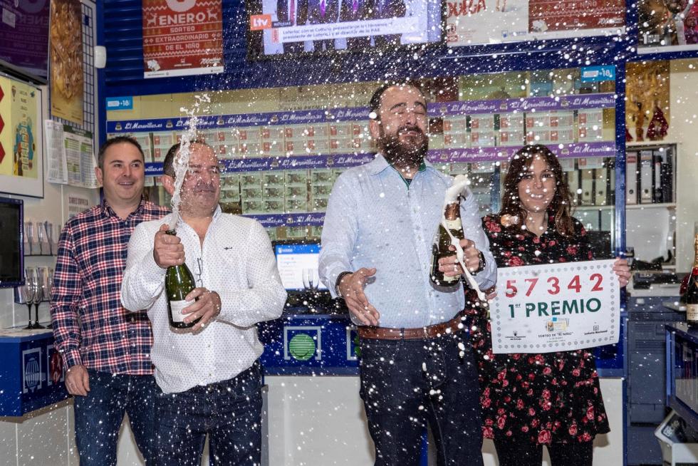 Personal de la administración de lotería número 10 de Lorca, "El Maravillas", celebra la venta de 10 décimos del primer premio del sorteo del niño