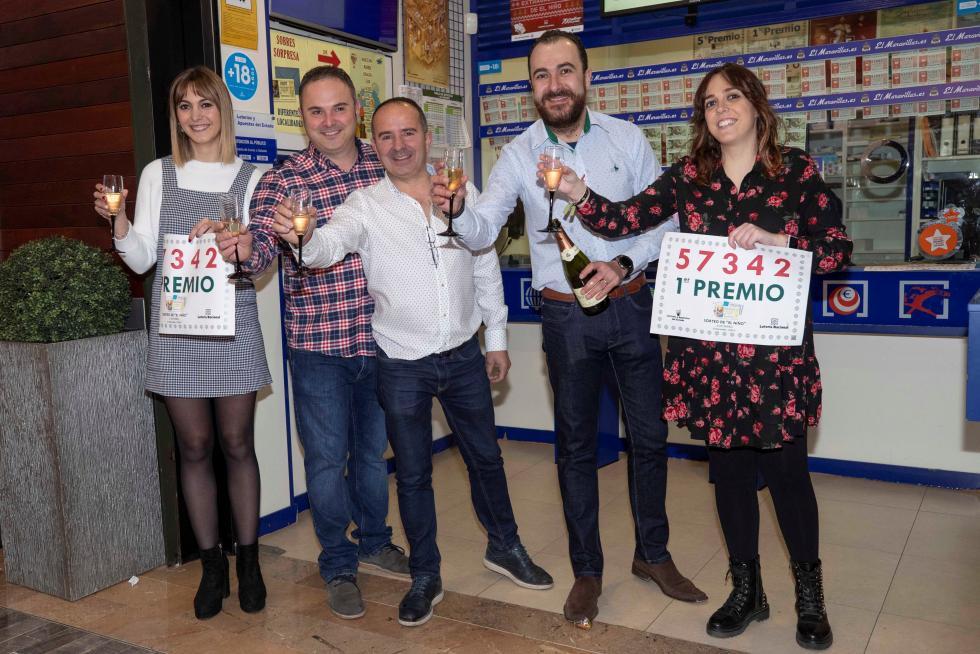 Personal de la administración de lotería número 10 de Lorca, "El Maravillas", celebra la venta de 10 décimos del primer premio del sorteo del niño