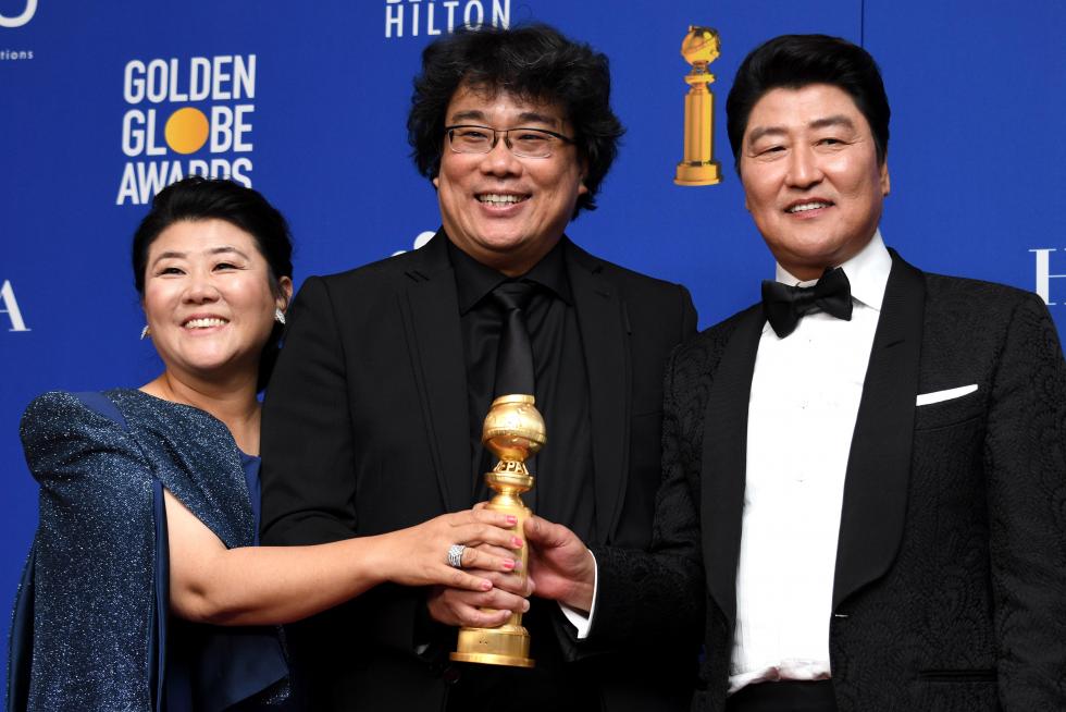 Beverly Hills (United States), 06/01/2020.- Lee Jeong-eun (L-R), Song Kang-ho and Bong Joon-ho hold the award for Best Motion Picture - Foreign Language for 'Parasite' in the press room during the 77th annual Golden Globe Awards ceremony at the Beverly Hilton Hotel, in Beverly Hills, California, USA, 05 January 2020. (Estados Unidos) EFE/EPA/CHRISTIAN MONTERROSA Press Room - 77th Golden Globe Awards