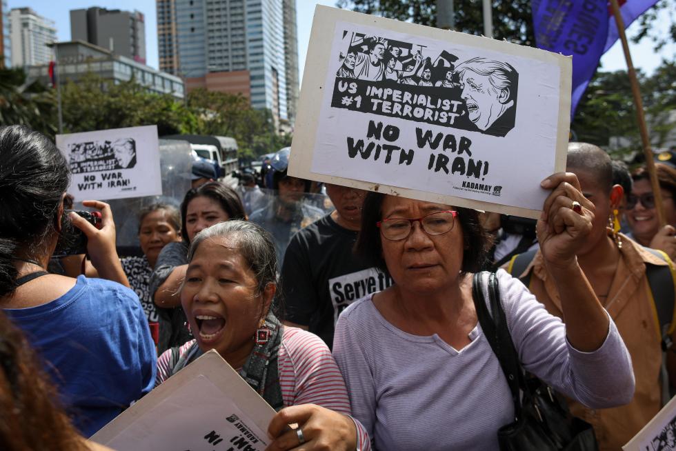 Manila (Philippines), 06/01/2020.- Activists hold placards during a demonstration in front of the US Embassy in Manila, Philippines, 06 January 2020. The activists were protesting against further escalation in the conflict between the USA and Iran after Iranian General Qasem Soleimani was killed in a US airstrike on 03 January in Baghdad. General Soleimani was in charge of Iran's foreign policy strategy as the head of the Quds Force, an elite wing of the Islamic Revolutionary Guard Corps, which the US designated as a terror organization. (Protestas, Filipinas, Estados Unidos, Bagdad) EFE/EPA/MARK R. CRISTINO Protest against US over killing of Iranian general, in Manila