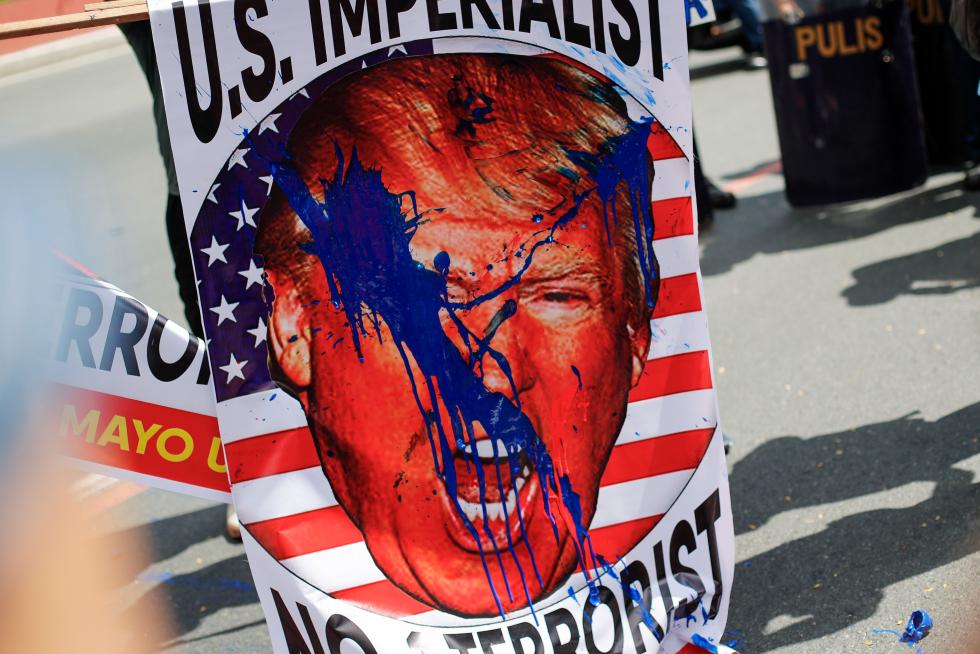 Manila (Philippines), 06/01/2020.- An image of US President Donald J. Trump is covered in paint during a demonstration in front of the US Embassy in Manila, Philippines, 06 January 2020. The activists were protesting against further escalation in the conflict between the USA and Iran after Iranian General Qasem Soleimani was killed in a US airstrike on 03 January in Baghdad. General Soleimani was in charge of Iran's foreign policy strategy as the head of the Quds Force, an elite wing of the Islamic Revolutionary Guard Corps, which the US designated as a terror organization. (Protestas, Filipinas, Estados Unidos, Bagdad) EFE/EPA/MARK R. CRISTINO Protest against US over killing of Iranian general, in Manila