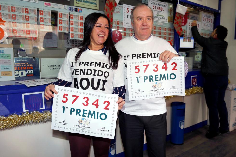 Responsables de la administración de loterias nº 11 de Albacete celebran haber dado parte del primer premio del sorteo de El Niño