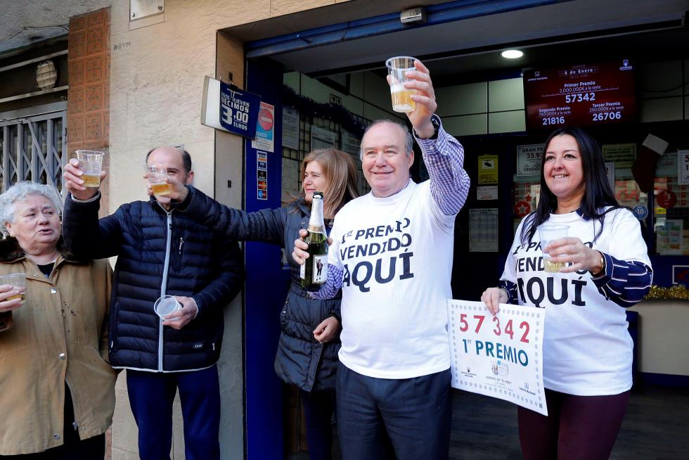 Responsables de la administración de loterias nº 11 de Albacete celebran haber dado parte del primer premio del sorteo de El Niño