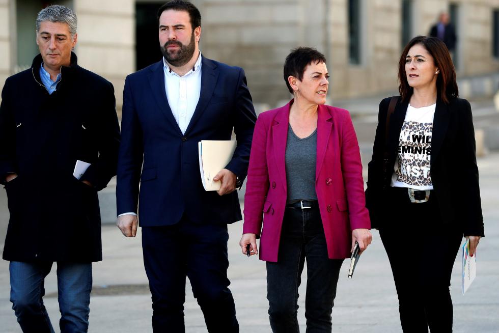 Imágenes del tercer pleno de investidura de Pedro Sánchez, que se somete a una segunda votación este martes para alcanzar la presidencia del Gobierno de España.