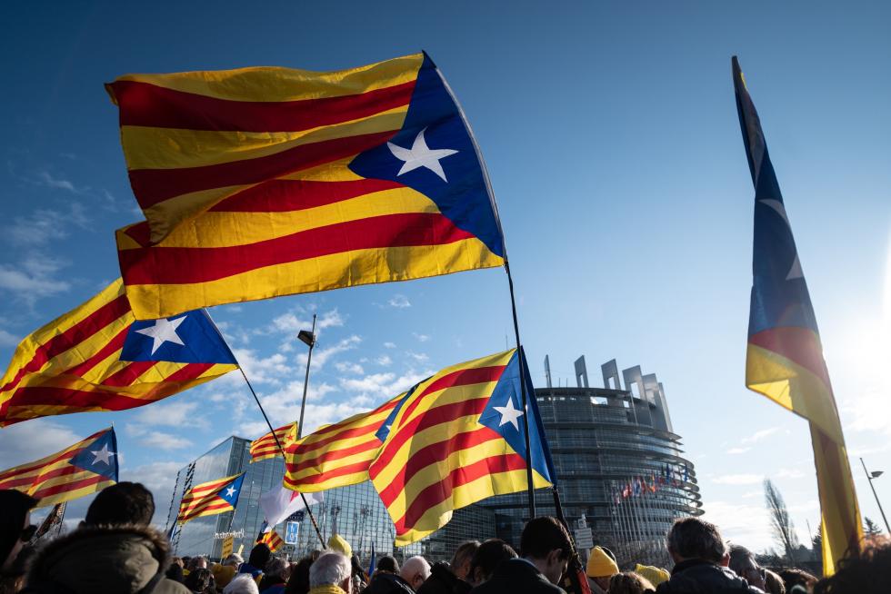 El presidente de la Generalitat, Quim Torra, entre los líderes nacionalistas que han acompañado a los manifestantes que han recibido en el Parlamento Europeo, en Estrasburgo, a Carles Puigdemont y Toni Comín, que han ocupado sus escaños como eurodiputados.