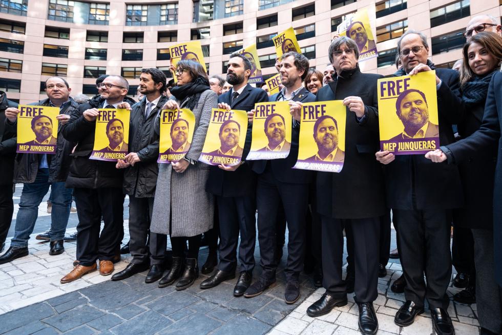 El presidente de la Generalitat, Quim Torra, entre los líderes nacionalistas que han acompañado a los manifestantes que han recibido en el Parlamento Europeo, en Estrasburgo, a Carles Puigdemont y Toni Comín, que han ocupado sus escaños como eurodiputados.