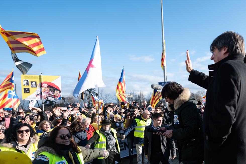 El presidente de la Generalitat, Quim Torra, entre los líderes nacionalistas que han acompañado a los manifestantes que han recibido en el Parlamento Europeo, en Estrasburgo, a Carles Puigdemont y Toni Comín, que han ocupado sus escaños como eurodiputados.