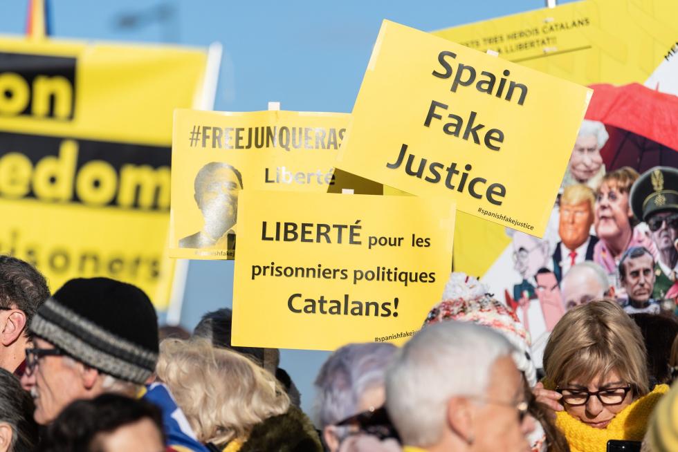 El presidente de la Generalitat, Quim Torra, entre los líderes nacionalistas que han acompañado a los manifestantes que han recibido en el Parlamento Europeo, en Estrasburgo, a Carles Puigdemont y Toni Comín, que han ocupado sus escaños como eurodiputados.