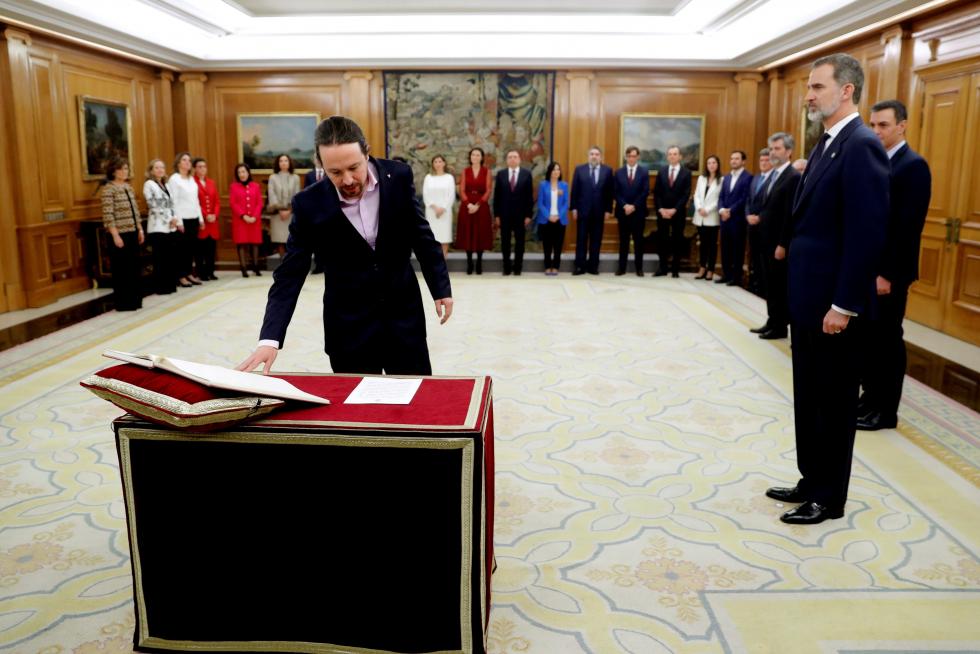 GRAF1095. MADRID, 13/01/2020.- El nuevo vicepresidente de Derechos Sociales y Agenda 2030, Pablo Iglesias jura su cargo durante la jura de ministros del nuevo gobierno en un acto celebrado en el Palacio de Zarzuela en Madrid este lunes 13 de enero de 2020. EFE/Chema Moya POOL Jura de ministros