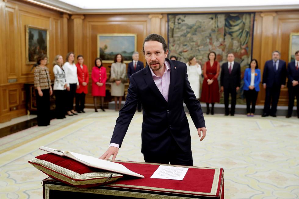 GRAF1101. MADRID, 13/01/2020.- El nuevo vicepresidente de Derechos Sociales y Agenda 2030, Pablo Iglesias jura su cargo durante la jura de ministros del nuevo gobierno en un acto celebrado en el Palacio de Zarzuela en Madrid este lunes 13 de enero de 2020. EFE/Emilio Naranjo POOL Jura de ministros