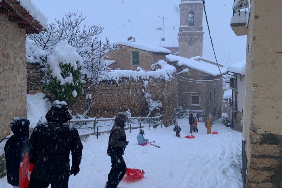 Más de medio centenar de vecinos y visitantes están aislados en Tronchón por la nieve desde el domingo
