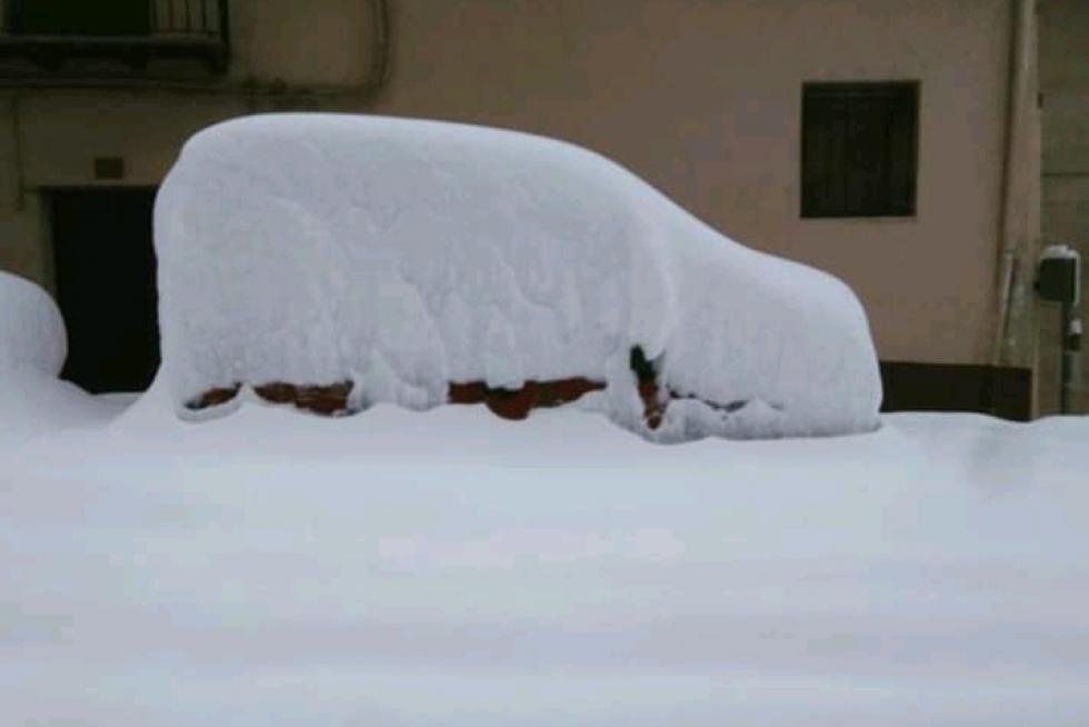 Coche cubierto de nieve en Peñarroya de Tastavins.