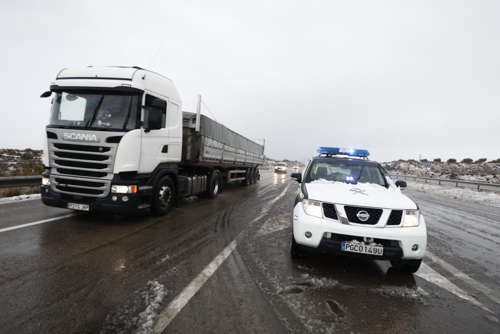 La nevada ha causado complicaciones en Muel y su entorno a primera hora y ha impedido ir a trabajar a algunas empresas.