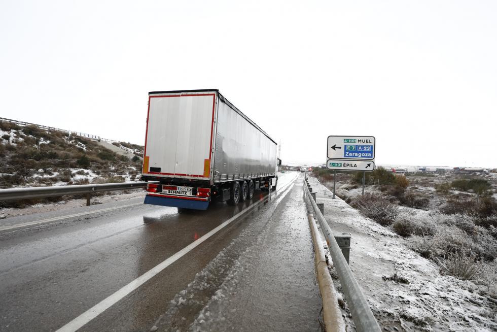 La nevada ha causado complicaciones en Muel y su entorno a primera hora y ha impedido ir a trabajar a algunas empresas.