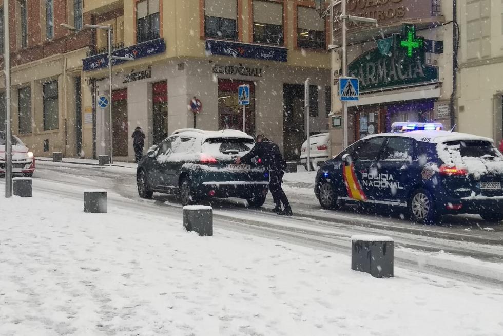 La Policía ayuda a un automovilista en Teruel.
