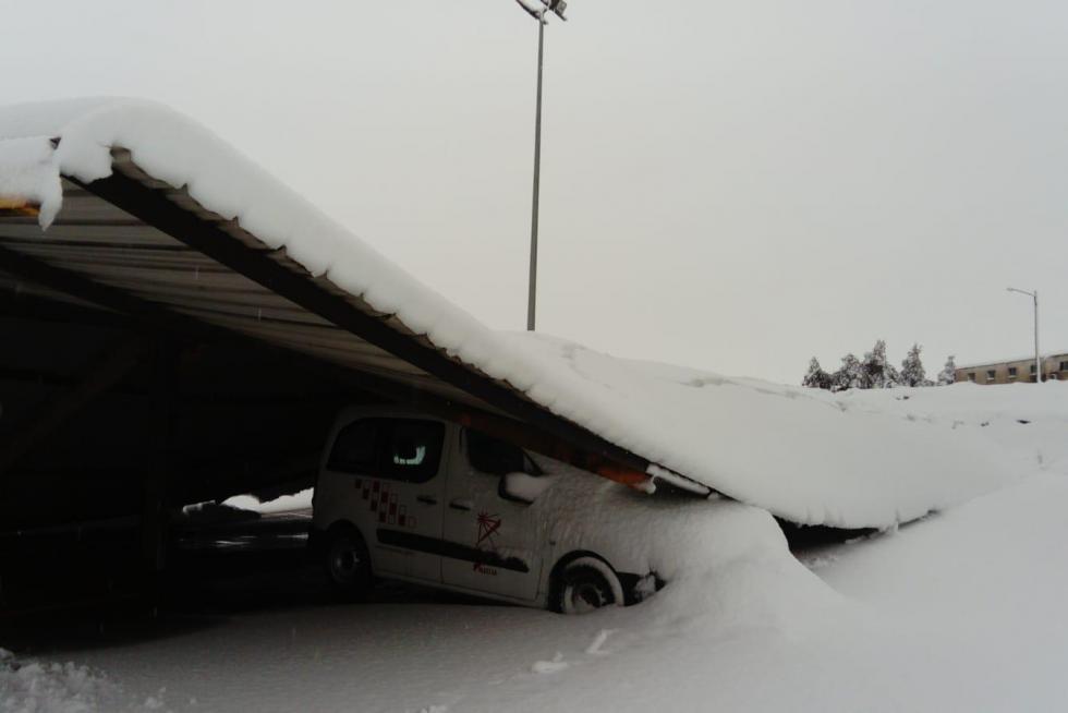 Parquin de la central térmica de Andorra. El tejado no ha aguantado el peso de la nieve.