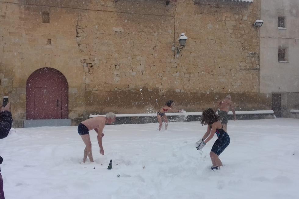 Un grupo de valientes desafía al frío en Torre de Arcas.