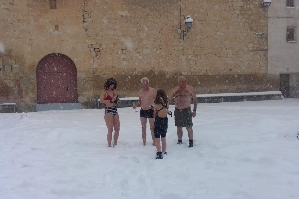 Un grupo de valientes desafía al frío en Torre de Arcas.