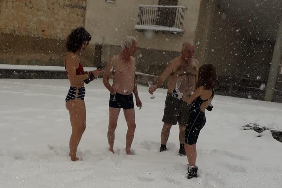 Un grupo de valientes desafía al frío y al temporal en Torre de Arcas.