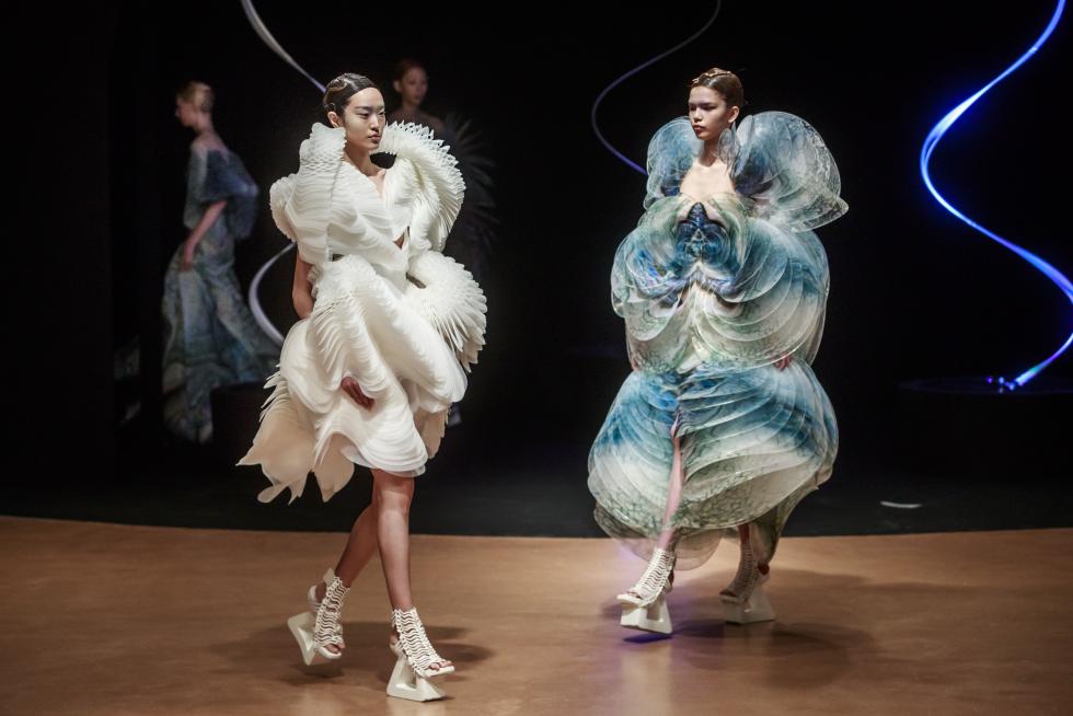 Paris (France), 20/01/2020.- Models present creations from the Spring/Summer 2020 Haute Couture collection by Dutch designer Iris Van Herpen during the Paris Fashion Week, in Paris, France, 20 January 2020. The presentation of the Haute Couture collections runs from 20 to 23 January 2020. (Moda, Francia) EFE/EPA/CHRISTOPHE PETIT TESSON Iris Van Herpen - Runway - Paris Haute Couture Fashion Week S/S 2020
