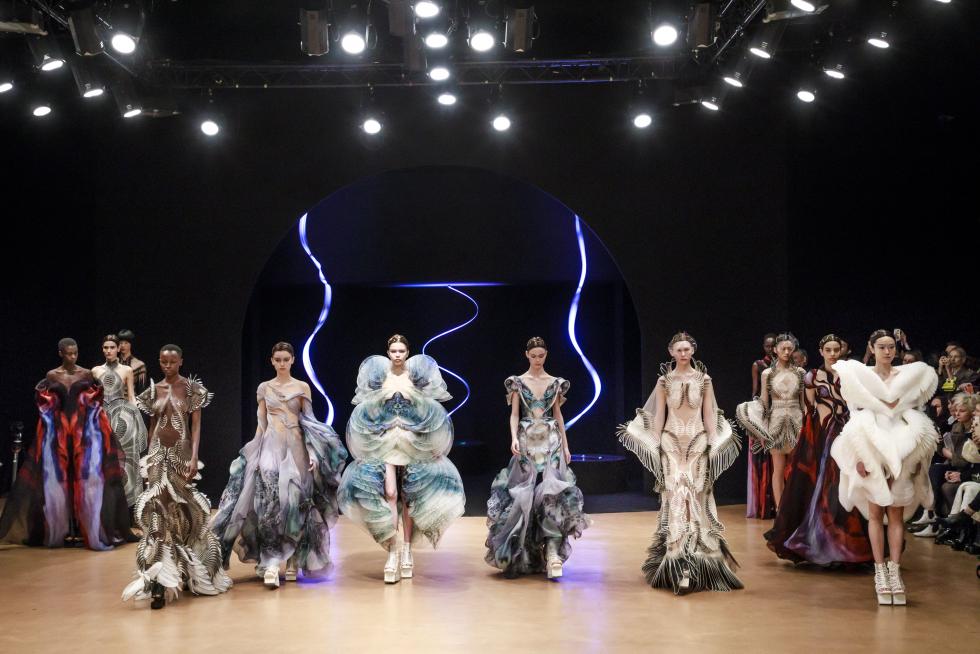 Paris (France), 20/01/2020.- Models present creations from the Spring/Summer 2020 Haute Couture collection by Dutch designer Iris Van Herpen during the Paris Fashion Week, in Paris, France, 20 January 2020. The presentation of the Haute Couture collections runs from 20 to 23 January 2020. (Moda, Francia) EFE/EPA/CHRISTOPHE PETIT TESSON Iris Van Herpen - Runway - Paris Haute Couture Fashion Week S/S 2020
