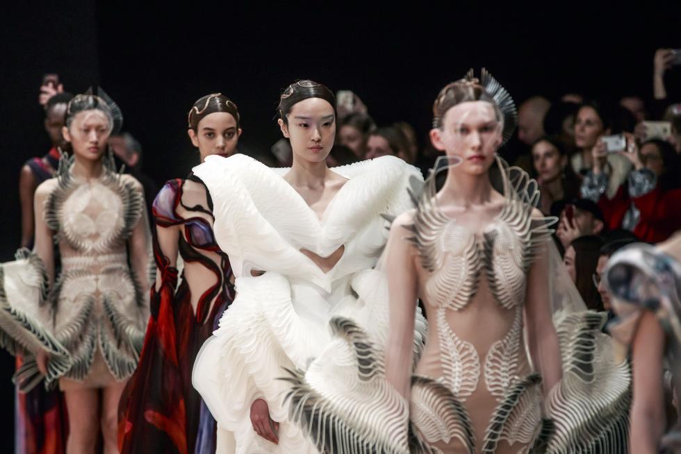 Paris (France), 20/01/2020.- Models present creations from the Spring/Summer 2020 Haute Couture collection by Dutch designer Iris Van Herpen during the Paris Fashion Week, in Paris, France, 20 January 2020. The presentation of the Haute Couture collections runs from 20 to 23 January 2020. (Moda, Francia) EFE/EPA/CHRISTOPHE PETIT TESSON Iris Van Herpen - Runway - Paris Haute Couture Fashion Week S/S 2020