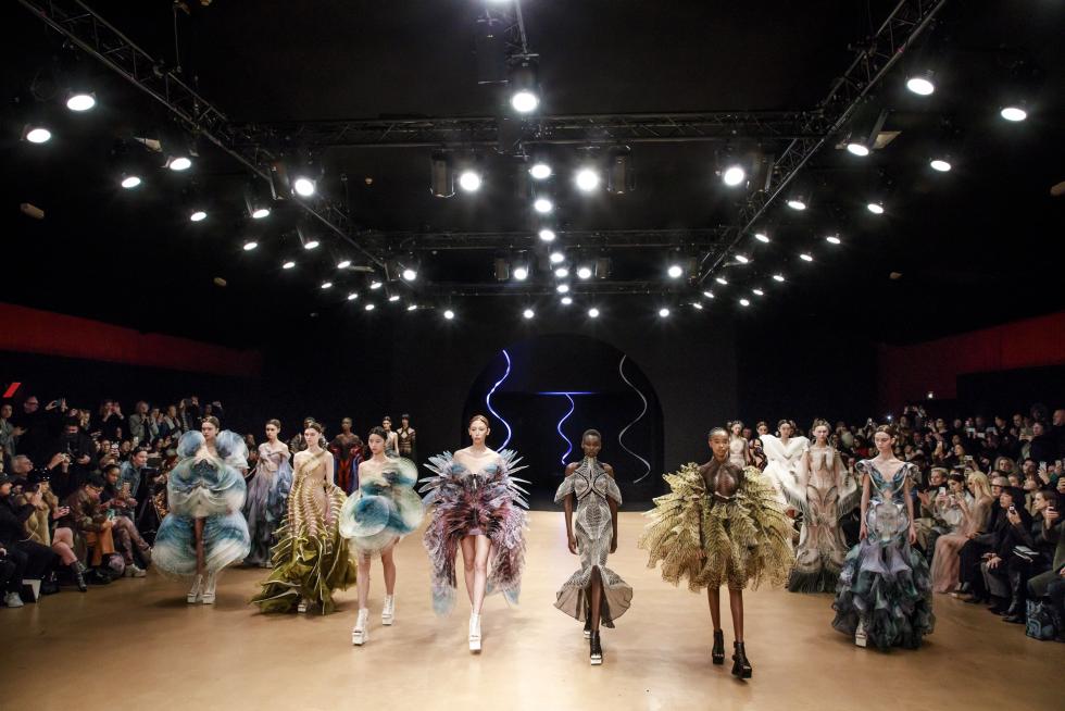 Paris (France), 20/01/2020.- Models present creations from the Spring/Summer 2020 Haute Couture collection by Dutch designer Iris Van Herpen during the Paris Fashion Week, in Paris, France, 20 January 2020. The presentation of the Haute Couture collections runs from 20 to 23 January 2020. (Moda, Francia) EFE/EPA/CHRISTOPHE PETIT TESSON Iris Van Herpen - Runway - Paris Haute Couture Fashion Week S/S 2020