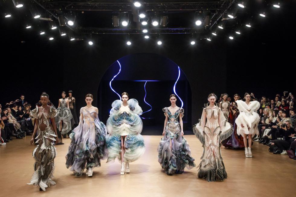 Paris (France), 20/01/2020.- Models present creations from the Spring/Summer 2020 Haute Couture collection by Dutch designer Iris Van Herpen during the Paris Fashion Week, in Paris, France, 20 January 2020. The presentation of the Haute Couture collections runs from 20 to 23 January 2020. (Moda, Francia) EFE/EPA/CHRISTOPHE PETIT TESSON Iris Van Herpen - Runway - Paris Haute Couture Fashion Week S/S 2020