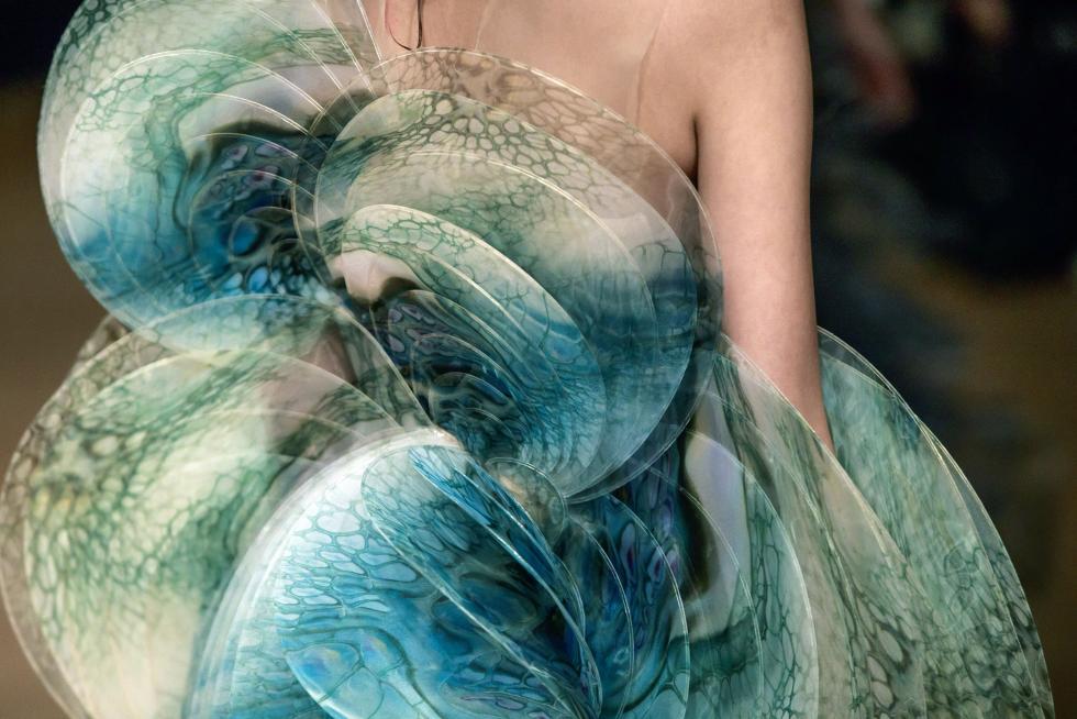 Paris (France), 20/01/2020.- Models present creations from the Spring/Summer 2020 Haute Couture collection by Dutch designer Iris Van Herpen during the Paris Fashion Week, in Paris, France, 20 January 2020. The presentation of the Haute Couture collections runs from 20 to 23 January 2020. (Moda, Francia) EFE/EPA/CHRISTOPHE PETIT TESSON Iris Van Herpen - Runway - Paris Haute Couture Fashion Week S/S 2020