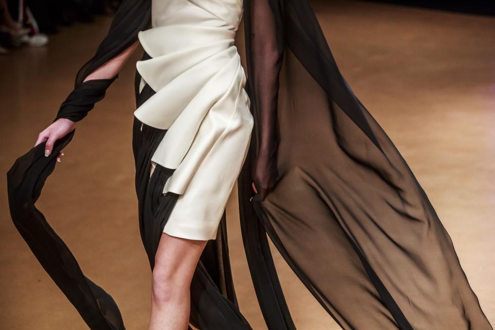 Paris (France), 20/01/2020.- A model presents a creation from the Spring/Summer 2020 Haute Couture collection by Dutch designer Iris Van Herpen during the Paris Fashion Week, in Paris, France, 20 January 2020. The presentation of the Haute Couture collections runs from 20 to 23 January 2020. (Moda, Francia) EFE/EPA/CHRISTOPHE PETIT TESSON Iris Van Herpen - Runway - Paris Haute Couture Fashion Week S/S 2020