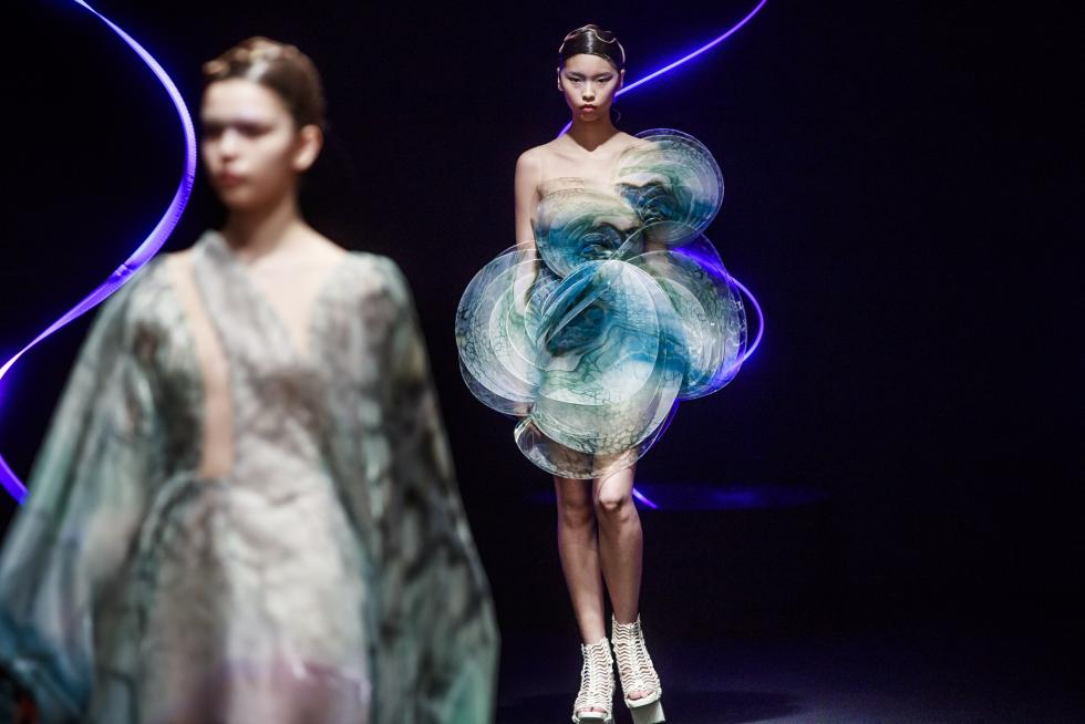 Paris (France), 20/01/2020.- A model presents a creation from the Spring/Summer 2020 Haute Couture collection by Dutch designer Iris Van Herpen during the Paris Fashion Week, in Paris, France, 20 January 2020. The presentation of the Haute Couture collections runs from 20 to 23 January 2020. (Moda, Francia) EFE/EPA/CHRISTOPHE PETIT TESSON Iris Van Herpen - Runway - Paris Haute Couture Fashion Week S/S 2020