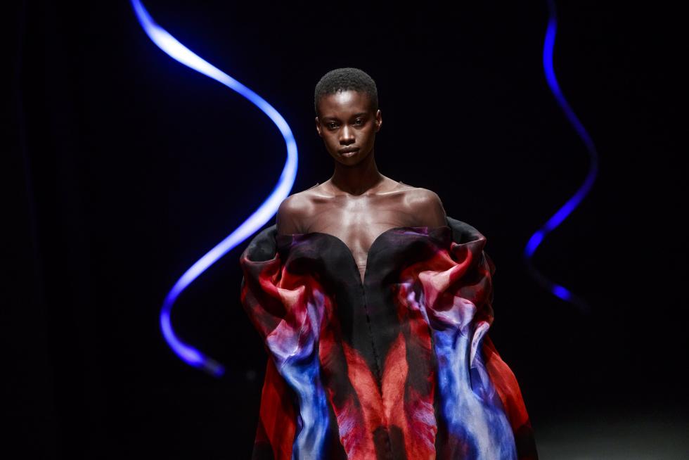 Paris (France), 20/01/2020.- A model presents a creation from the Spring/Summer 2020 Haute Couture collection by Dutch designer Iris Van Herpen during the Paris Fashion Week, in Paris, France, 20 January 2020. The presentation of the Haute Couture collections runs from 20 to 23 January 2020. (Moda, Francia) EFE/EPA/CHRISTOPHE PETIT TESSON Iris Van Herpen - Runway - Paris Haute Couture Fashion Week S/S 2020