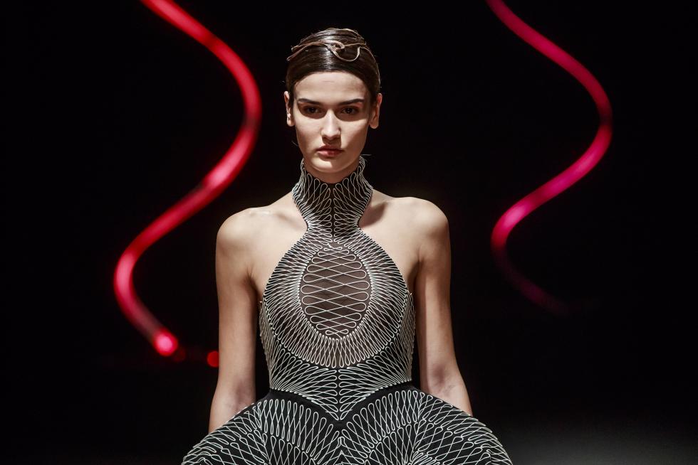 Paris (France), 20/01/2020.- A model presents a creation from the Spring/Summer 2020 Haute Couture collection by Dutch designer Iris Van Herpen during the Paris Fashion Week, in Paris, France, 20 January 2020. The presentation of the Haute Couture collections runs from 20 to 23 January 2020. (Moda, Francia) EFE/EPA/CHRISTOPHE PETIT TESSON Iris Van Herpen - Runway - Paris Haute Couture Fashion Week S/S 2020