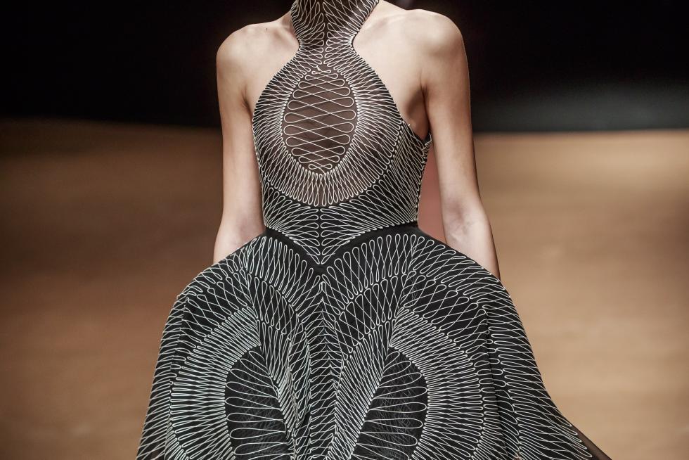 Paris (France), 20/01/2020.- A model presents a creation from the Spring/Summer 2020 Haute Couture collection by Dutch designer Iris Van Herpen during the Paris Fashion Week, in Paris, France, 20 January 2020. The presentation of the Haute Couture collections runs from 20 to 23 January 2020. (Moda, Francia) EFE/EPA/CHRISTOPHE PETIT TESSON Iris Van Herpen - Runway - Paris Haute Couture Fashion Week S/S 2020