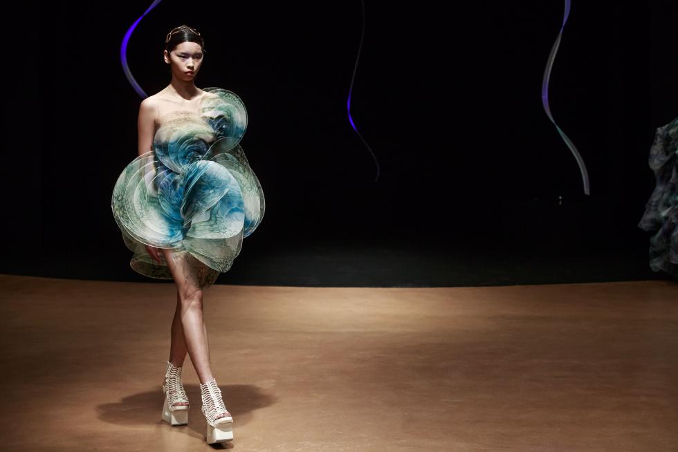 Paris (France), 20/01/2020.- A model presents a creation from the Spring/Summer 2020 Haute Couture collection by Dutch designer Iris Van Herpen during the Paris Fashion Week, in Paris, France, 20 January 2020. The presentation of the Haute Couture collections runs from 20 to 23 January 2020. (Moda, Francia) EFE/EPA/CHRISTOPHE PETIT TESSON Iris Van Herpen - Runway - Paris Haute Couture Fashion Week S/S 2020