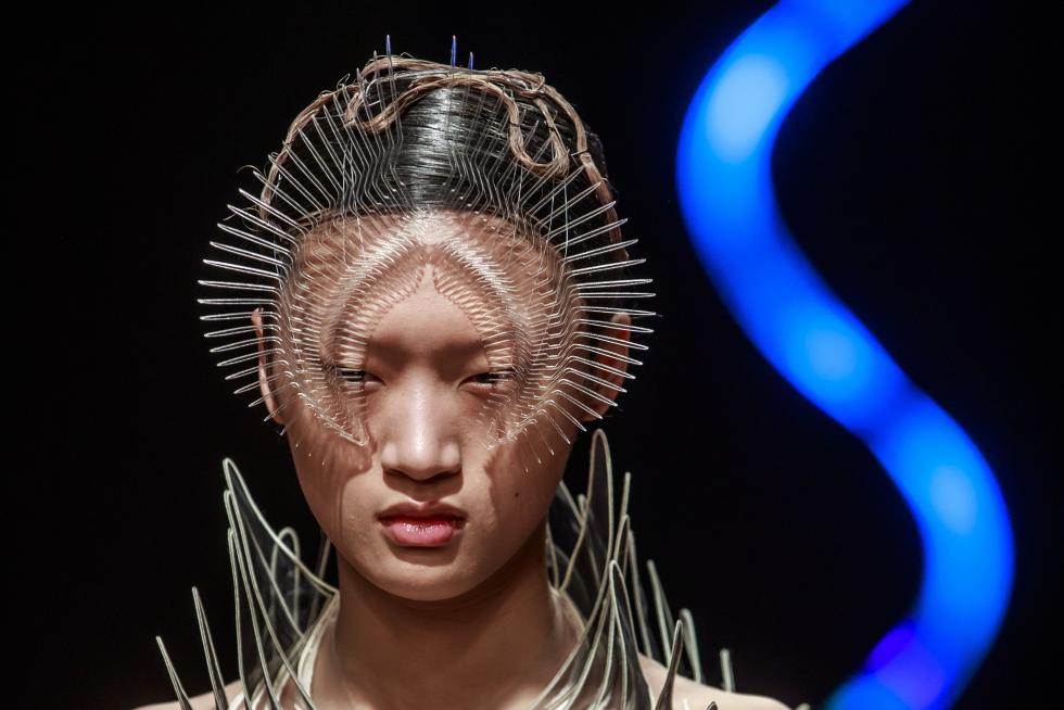 Paris (France), 20/01/2020.- A model presents a creation from the Spring/Summer 2020 Haute Couture collection by Dutch designer Iris Van Herpen during the Paris Fashion Week, in Paris, France, 20 January 2020. The presentation of the Haute Couture collections runs from 20 to 23 January 2020. (Moda, Francia) EFE/EPA/CHRISTOPHE PETIT TESSON Iris Van Herpen - Runway - Paris Haute Couture Fashion Week S/S 2020