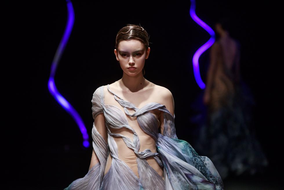 Paris (France), 20/01/2020.- A model presents a creation from the Spring/Summer 2020 Haute Couture collection by Dutch designer Iris Van Herpen during the Paris Fashion Week, in Paris, France, 20 January 2020. The presentation of the Haute Couture collections runs from 20 to 23 January 2020. (Moda, Francia) EFE/EPA/CHRISTOPHE PETIT TESSON Iris Van Herpen - Runway - Paris Haute Couture Fashion Week S/S 2020