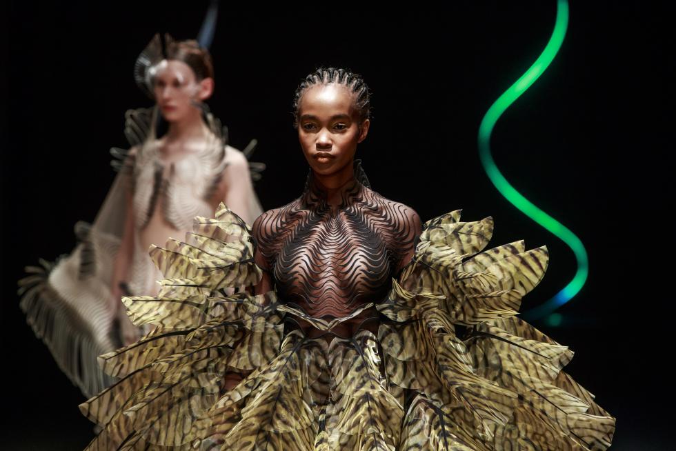 Paris (France), 20/01/2020.- A model presents a creation from the Spring/Summer 2020 Haute Couture collection by Dutch designer Iris Van Herpen during the Paris Fashion Week, in Paris, France, 20 January 2020. The presentation of the Haute Couture collections runs from 20 to 23 January 2020. (Moda, Francia) EFE/EPA/CHRISTOPHE PETIT TESSON Iris Van Herpen - Runway - Paris Haute Couture Fashion Week S/S 2020