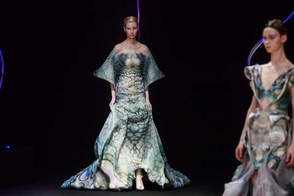 Paris (France), 20/01/2020.- A model presents a creation from the Spring/Summer 2020 Haute Couture collection by Dutch designer Iris Van Herpen during the Paris Fashion Week, in Paris, France, 20 January 2020. The presentation of the Haute Couture collections runs from 20 to 23 January 2020. (Moda, Francia) EFE/EPA/CHRISTOPHE PETIT TESSON Iris Van Herpen - Runway - Paris Haute Couture Fashion Week S/S 2020