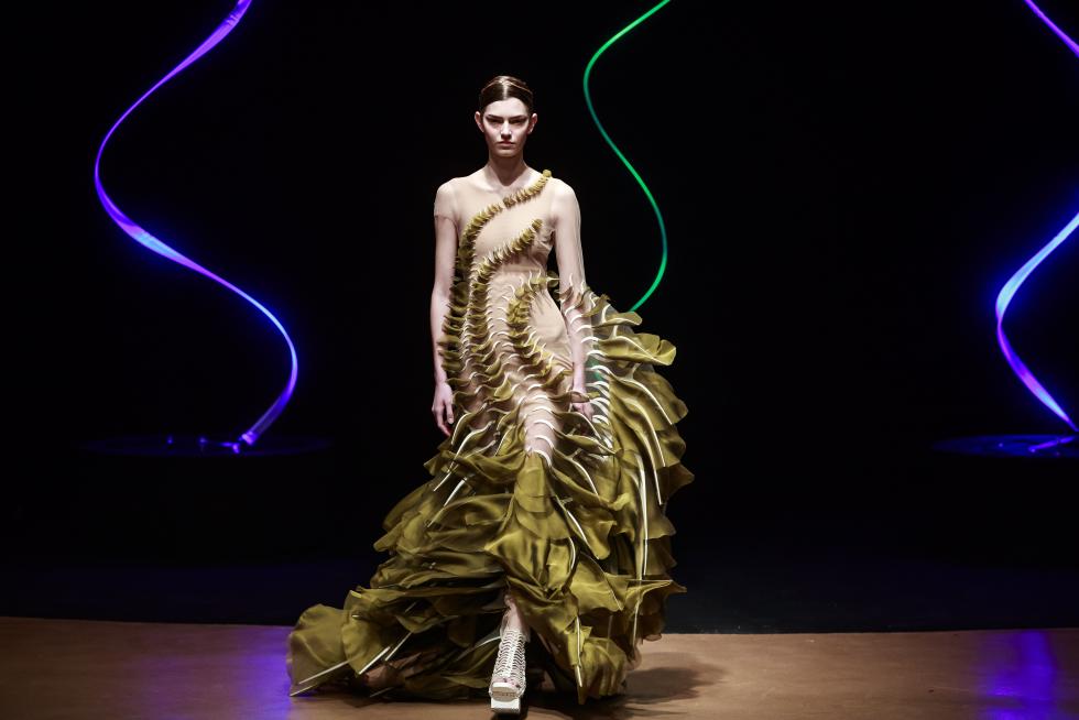 Paris (France), 20/01/2020.- A model presents a creation from the Spring/Summer 2020 Haute Couture collection by Dutch designer Iris Van Herpen during the Paris Fashion Week, in Paris, France, 20 January 2020. The presentation of the Haute Couture collections runs from 20 to 23 January 2020. (Moda, Francia) EFE/EPA/CHRISTOPHE PETIT TESSON Iris Van Herpen - Runway - Paris Haute Couture Fashion Week S/S 2020