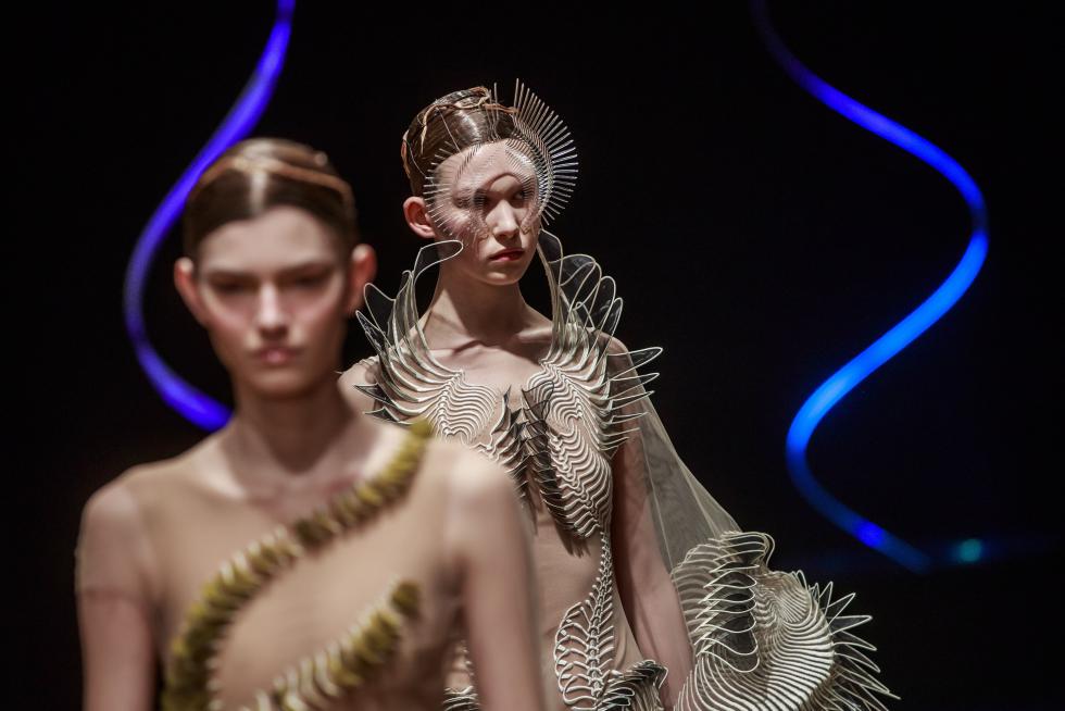 Paris (France), 20/01/2020.- A model presents a creation from the Spring/Summer 2020 Haute Couture collection by Dutch designer Iris Van Herpen during the Paris Fashion Week, in Paris, France, 20 January 2020. The presentation of the Haute Couture collections runs from 20 to 23 January 2020. (Moda, Francia) EFE/EPA/CHRISTOPHE PETIT TESSON Iris Van Herpen - Runway - Paris Haute Couture Fashion Week S/S 2020