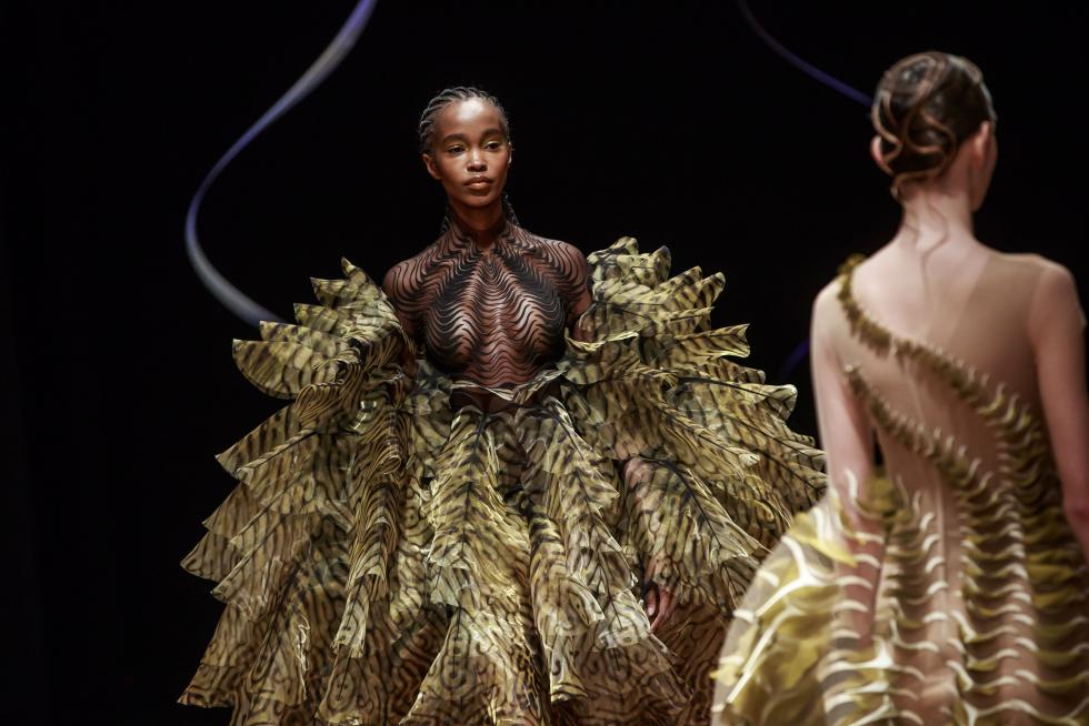 Paris (France), 20/01/2020.- A model presents a creation from the Spring/Summer 2020 Haute Couture collection by Dutch designer Iris Van Herpen during the Paris Fashion Week, in Paris, France, 20 January 2020. The presentation of the Haute Couture collections runs from 20 to 23 January 2020. (Moda, Francia) EFE/EPA/CHRISTOPHE PETIT TESSON Iris Van Herpen - Runway - Paris Haute Couture Fashion Week S/S 2020