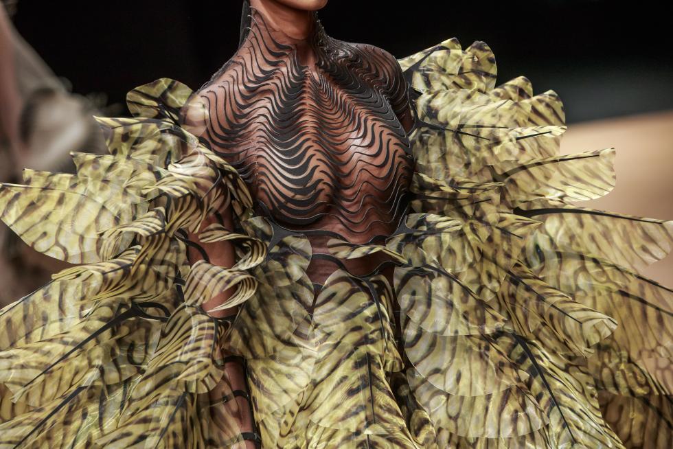 Paris (France), 20/01/2020.- A model presents a creation from the Spring/Summer 2020 Haute Couture collection by Dutch designer Iris Van Herpen during the Paris Fashion Week, in Paris, France, 20 January 2020. The presentation of the Haute Couture collections runs from 20 to 23 January 2020. (Moda, Francia) EFE/EPA/CHRISTOPHE PETIT TESSON Iris Van Herpen - Runway - Paris Haute Couture Fashion Week S/S 2020