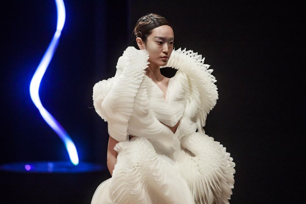 Paris (France), 20/01/2020.- A model presents a creation from the Spring/Summer 2020 Haute Couture collection by Dutch designer Iris Van Herpen during the Paris Fashion Week, in Paris, France, 20 January 2020. The presentation of the Haute Couture collections runs from 20 to 23 January 2020. (Moda, Francia) EFE/EPA/CHRISTOPHE PETIT TESSON Iris Van Herpen - Runway - Paris Haute Couture Fashion Week S/S 2020