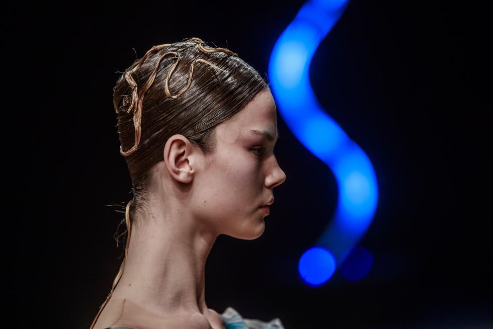 Paris (France), 20/01/2020.- A model presents a creation from the Spring/Summer 2020 Haute Couture collection by Dutch designer Iris Van Herpen during the Paris Fashion Week, in Paris, France, 20 January 2020. The presentation of the Haute Couture collections runs from 20 to 23 January 2020. (Moda, Francia) EFE/EPA/CHRISTOPHE PETIT TESSON Iris Van Herpen - Runway - Paris Haute Couture Fashion Week S/S 2020