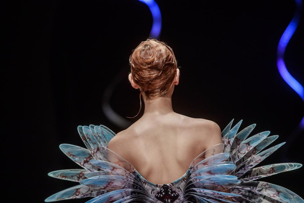 Paris (France), 20/01/2020.- A model presents a creation from the Spring/Summer 2020 Haute Couture collection by Dutch designer Iris Van Herpen during the Paris Fashion Week, in Paris, France, 20 January 2020. The presentation of the Haute Couture collections runs from 20 to 23 January 2020. (Moda, Francia) EFE/EPA/CHRISTOPHE PETIT TESSON Iris Van Herpen - Runway - Paris Haute Couture Fashion Week S/S 2020